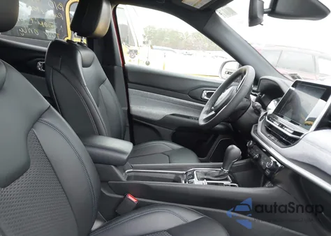 2025 Jeep Compass Latitude 4X4 z USA, uszkodzony, nr VIN 3C4NJDBN0ST595084